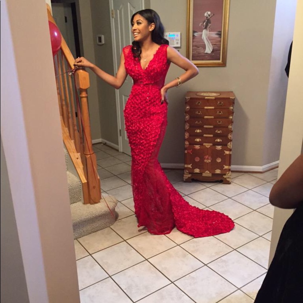 Elegant Red V-Neck Floral Appliqué Prom Dress